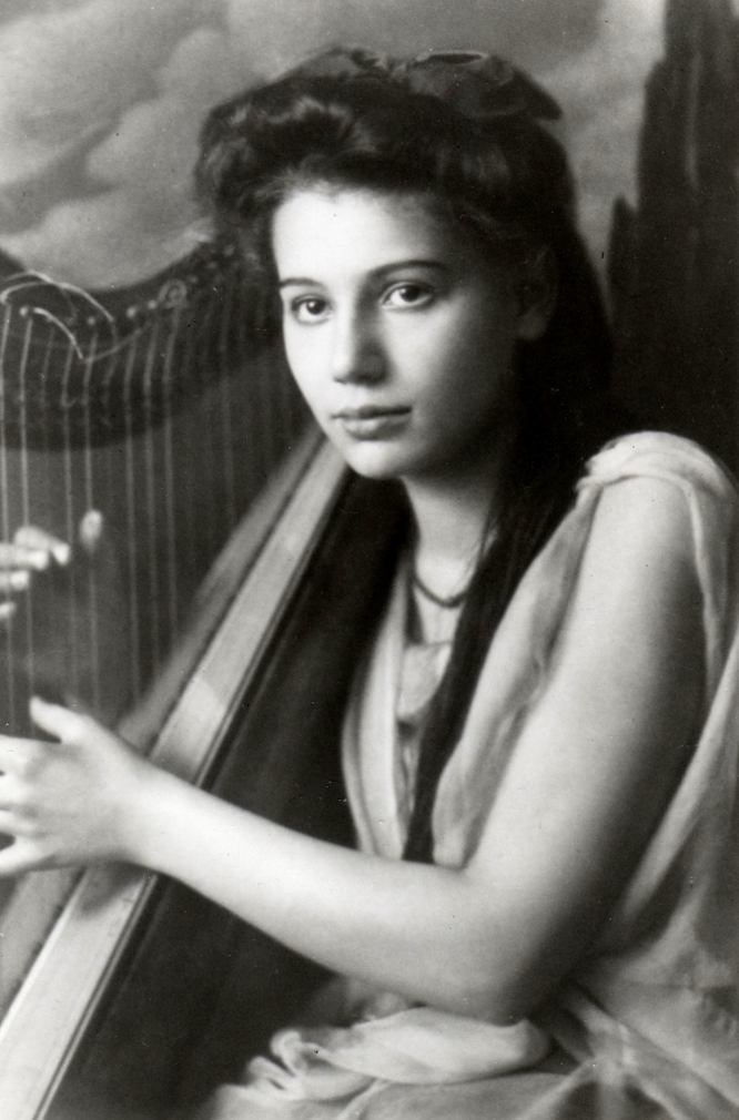 Portrait of Steffy Goldner with harp at the Vienna Academy